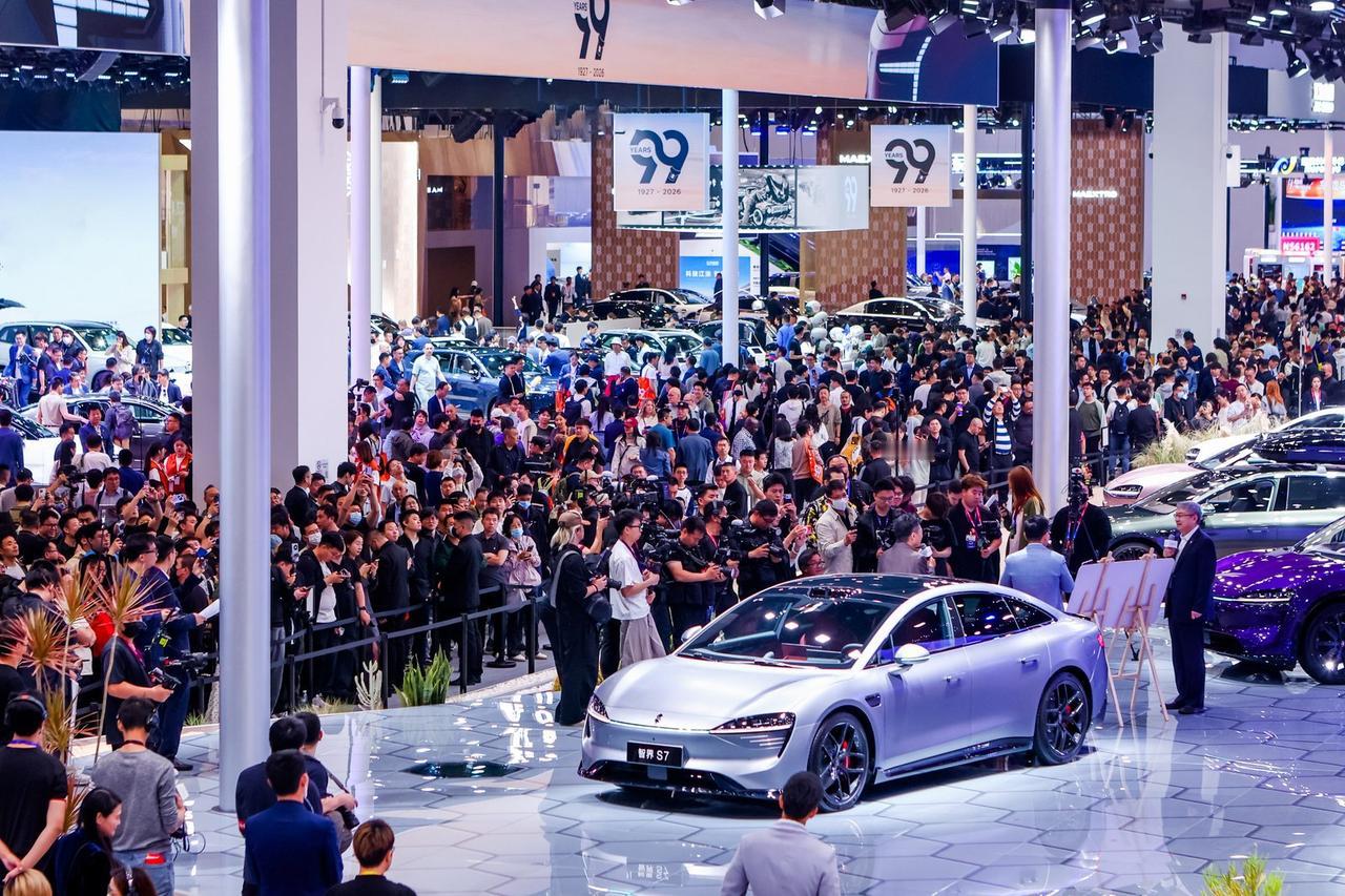 电池提前5年达标，鸿蒙智行在车展上秀了把“看不见的安全”这次北京车展，鸿蒙智行