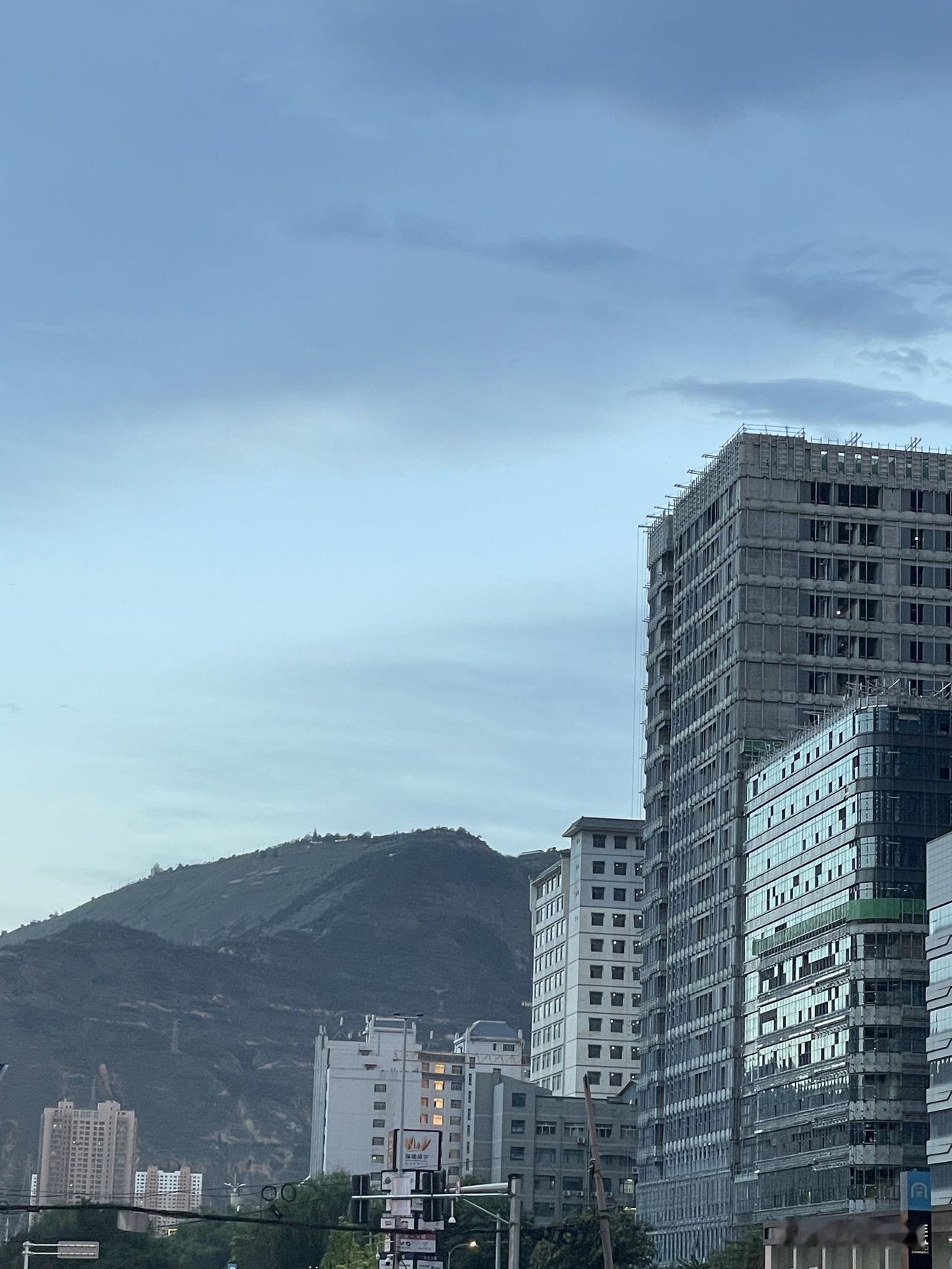兰州轻旅居日常兰州这几天也高温，最高36度最低23度，干热的天气并没有让自己感