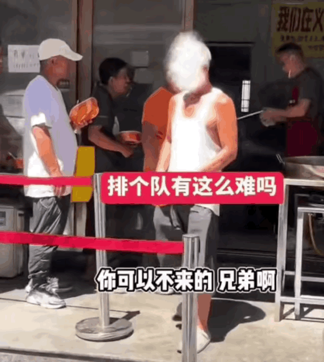 可怜之人必有可恨之处！近日，义乌一小饭馆中午老板免费发放午餐，所有人都在有序的