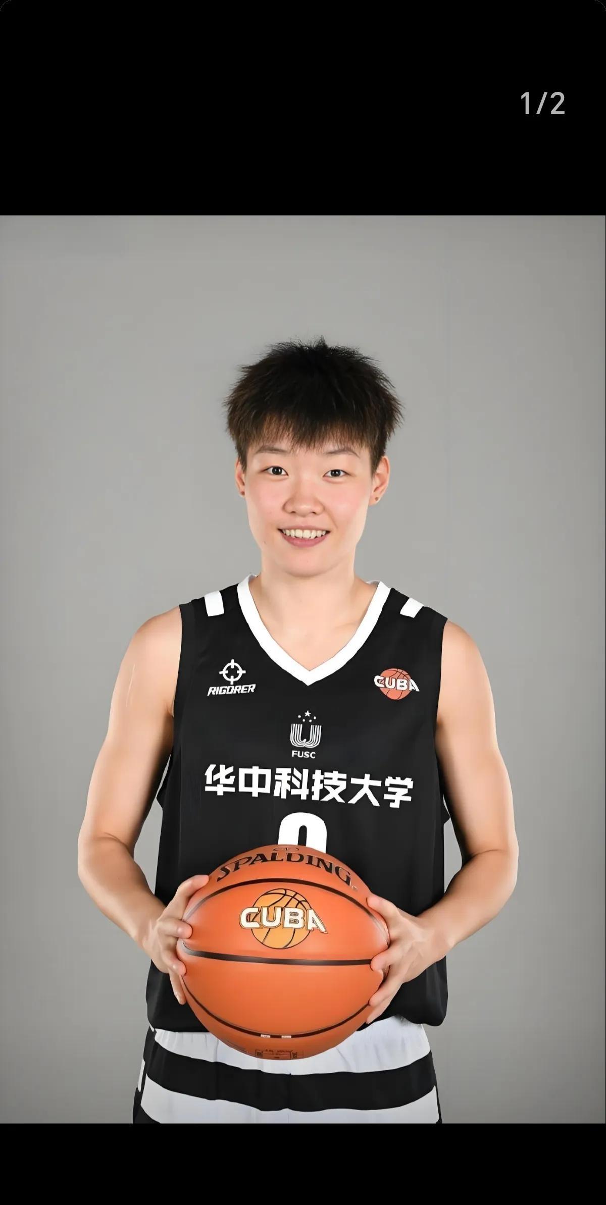 中国大学生女篮大胜美国队，夺得冠军。陈玉婕和唐子婷表现出色。陈玉婕里突外投得了