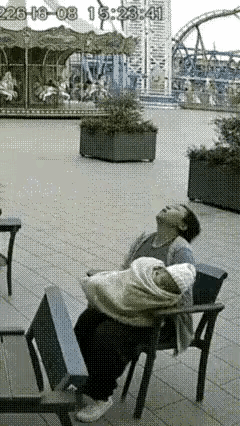 为什么抱着打盹很危险手一松就摔：老人犯困时肌肉松弛、反应变慢，孩子极易滑落