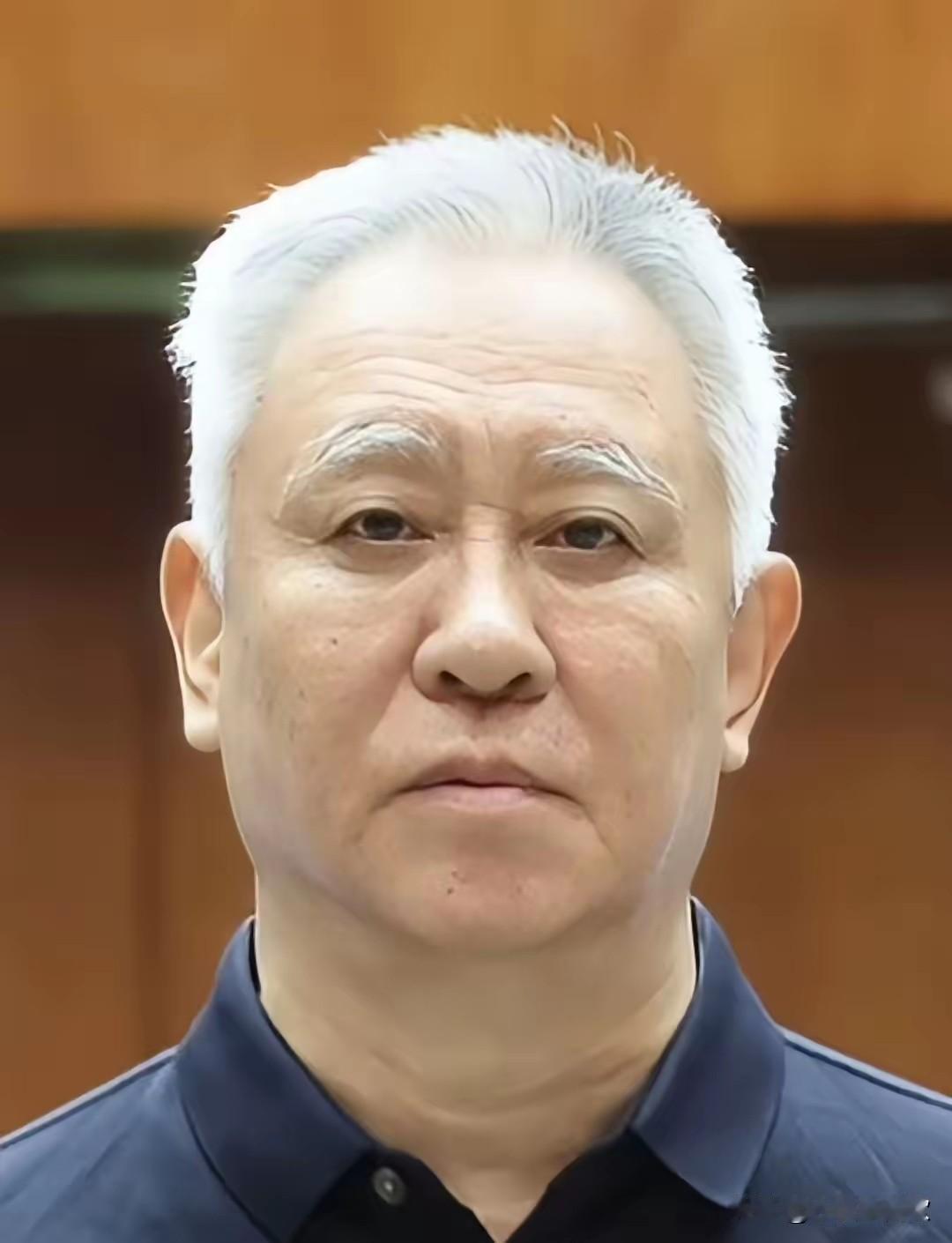 不少人都有一个误解，觉得皮带哥一下子老得这么厉害，头发眉毛全都变白，是巨大的身份