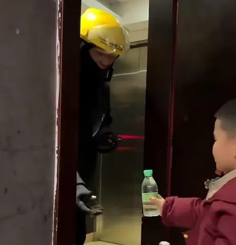 真正的教养，不需要用镜头来展示。刷到一个视频，一个五六岁的孩子，涨红着脸，举