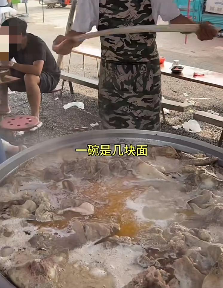 这是最为正宗的烩面，也是滋补烩面最初的样子，堪称烩面中的极品。先炖上一大锅羊肉
