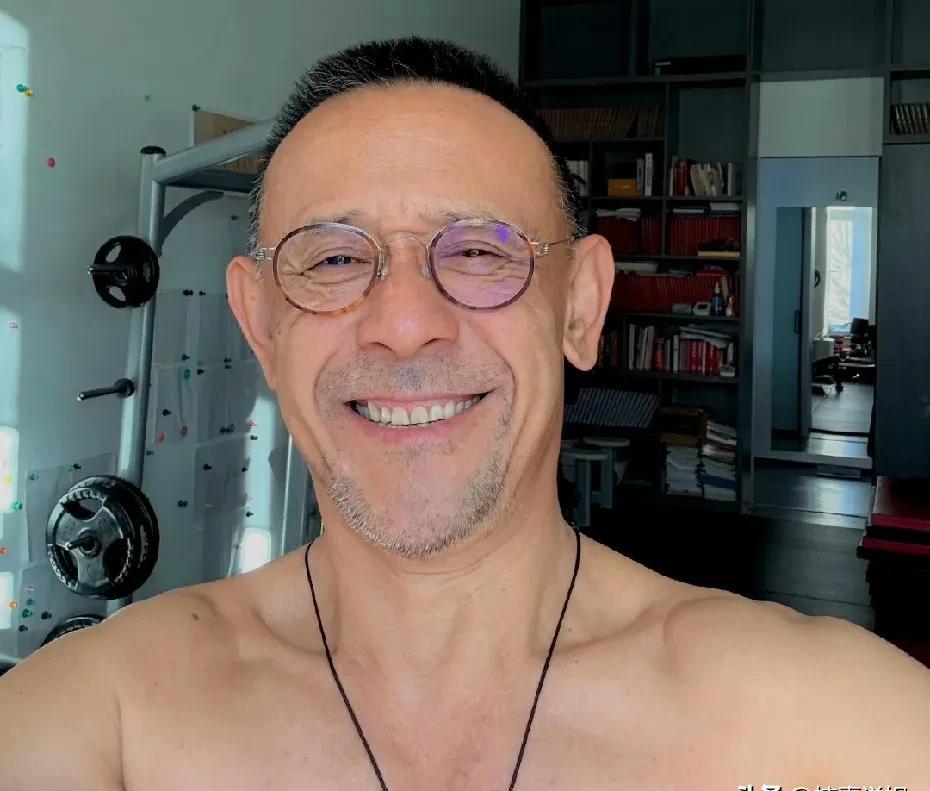 63岁的姜文，给内娱所有男星上了一堂价值上亿的课。白发，皱纹，清晰可见。但那