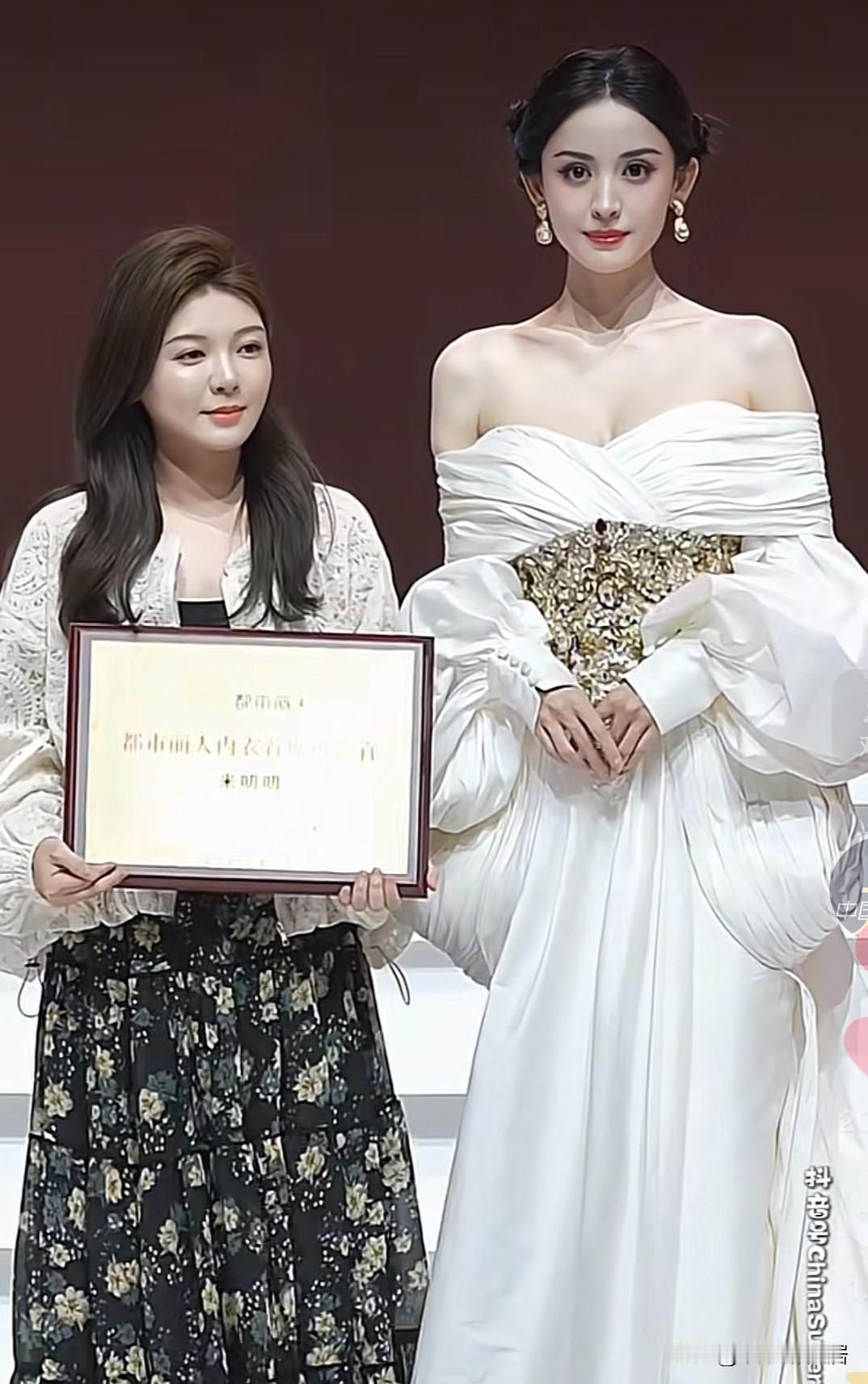 左边已经是大美女了，右边的是女娲精心出品啊！古力娜扎美的没边。近日古力娜扎和