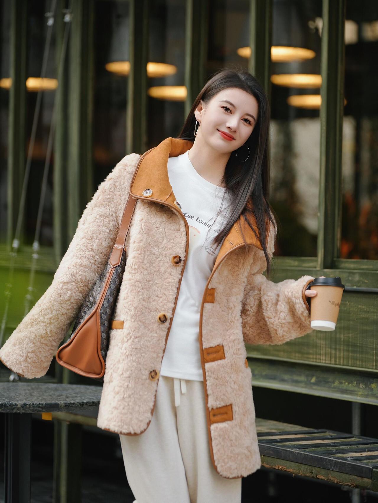 今天的氛围感咖啡店女孩☕️