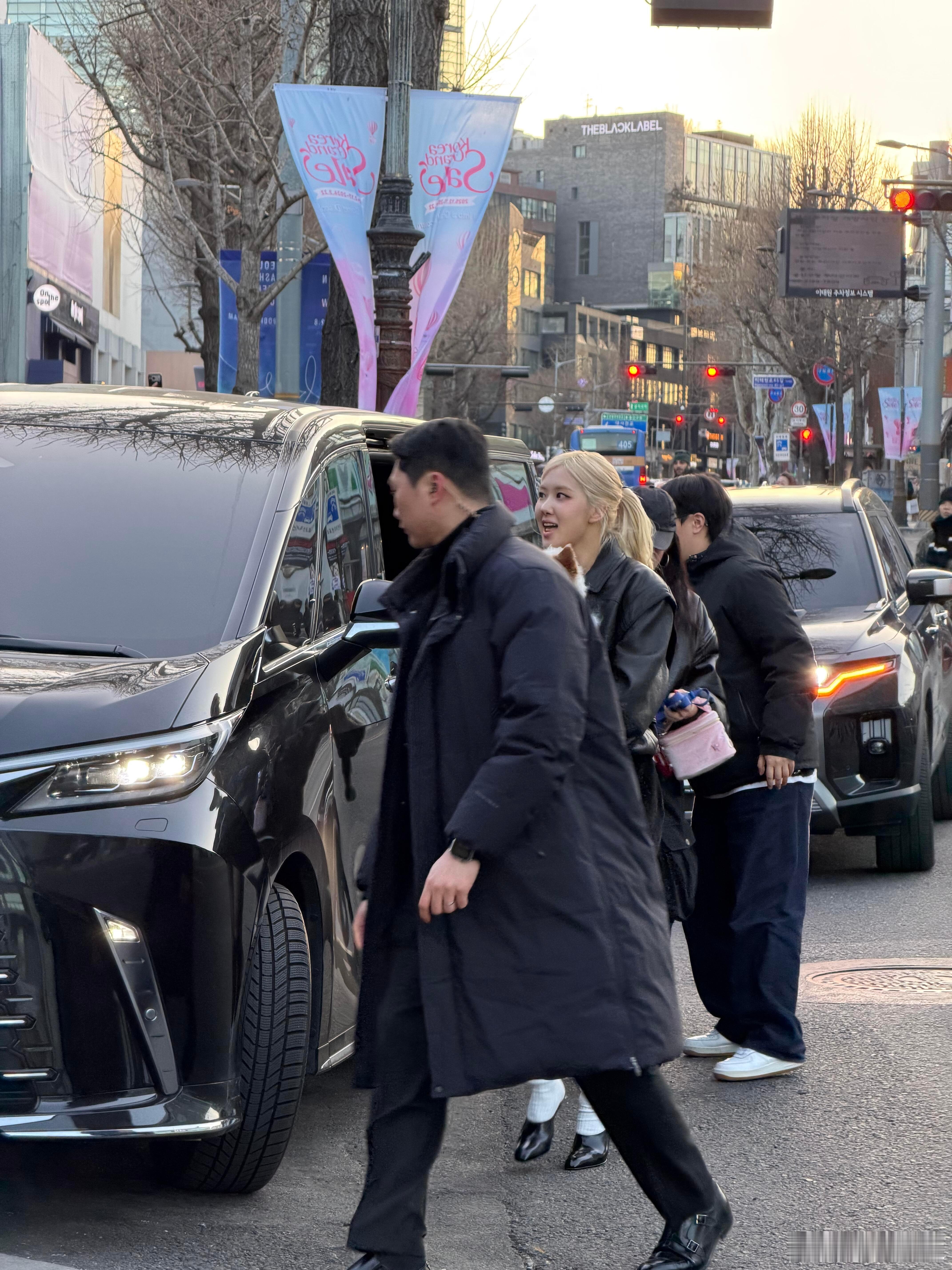 韩国是穿亮色犯法吗？朴彩英Rosé真的女粉多哈哈哈