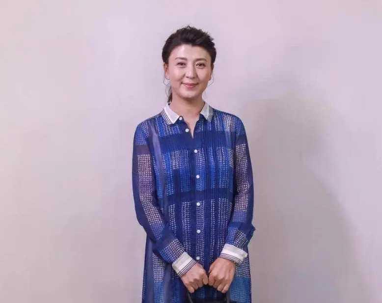 闫学晶"哭穷"翻车记：7万表配40万学费，豪门阔太为何触怒大众？“我儿子一