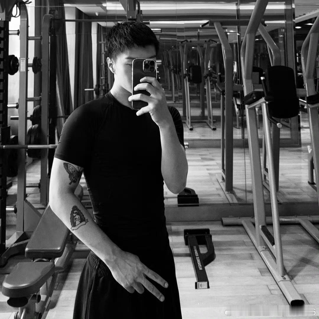 范丞丞半夜往群里发健身照奔跑吧十亿吨跑男的料跑男团深夜内卷现场🈶李晨爆料范