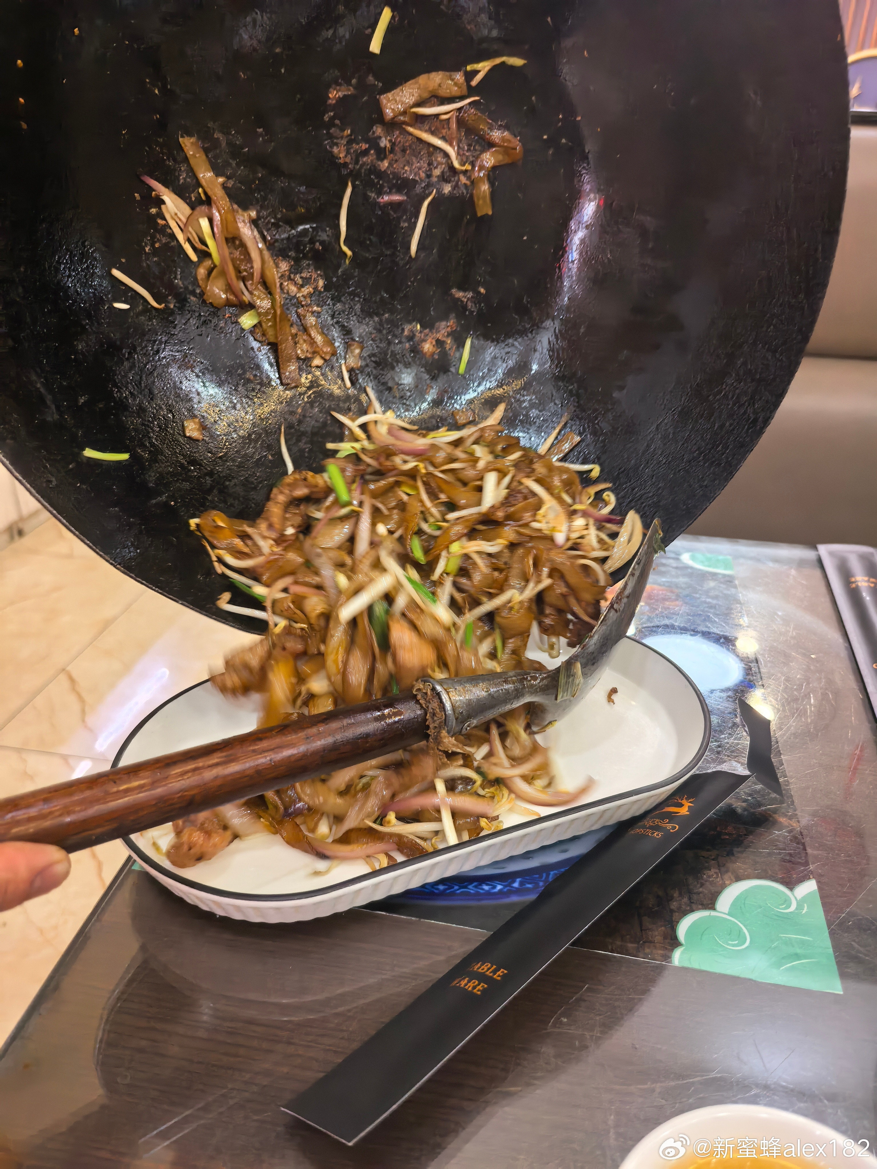 找着一个很隐蔽的小店，烧鹅做的那叫一个地道。。一吃就是老顺德味儿！老板亲手给我抄