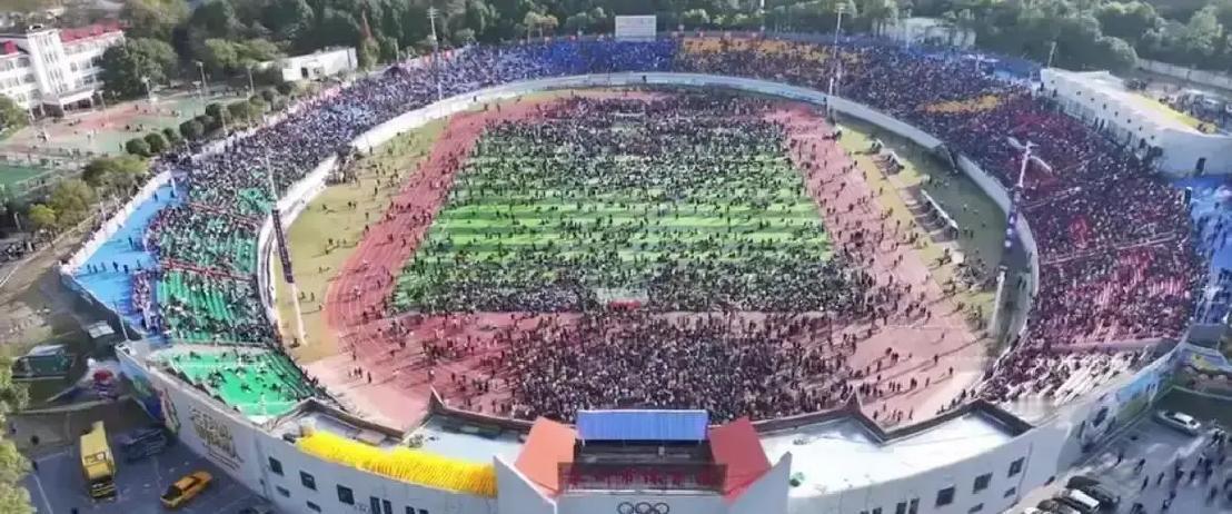 3万人的体育场塞进4.5万观众，保安看着黑压压的看台手都在抖。这不是中超，