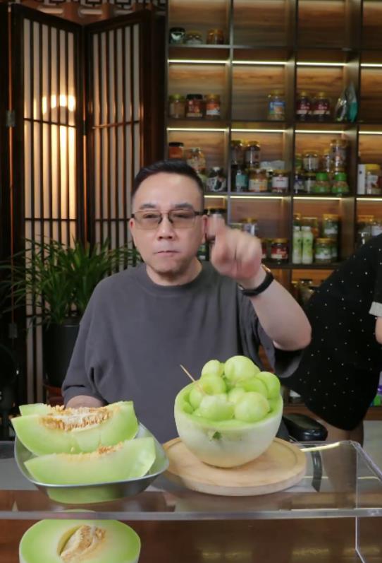 杨议又砸缸了！杨议突然抓起身边的缸猛地砸下，他痛斥忘本艺人：有些人没红的时候，四