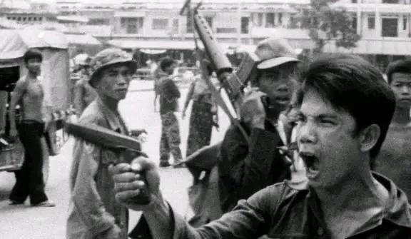 红色高棉在1975年至1979年统治柬埔寨期间，‌约有21.5万华人被杀害‌，占