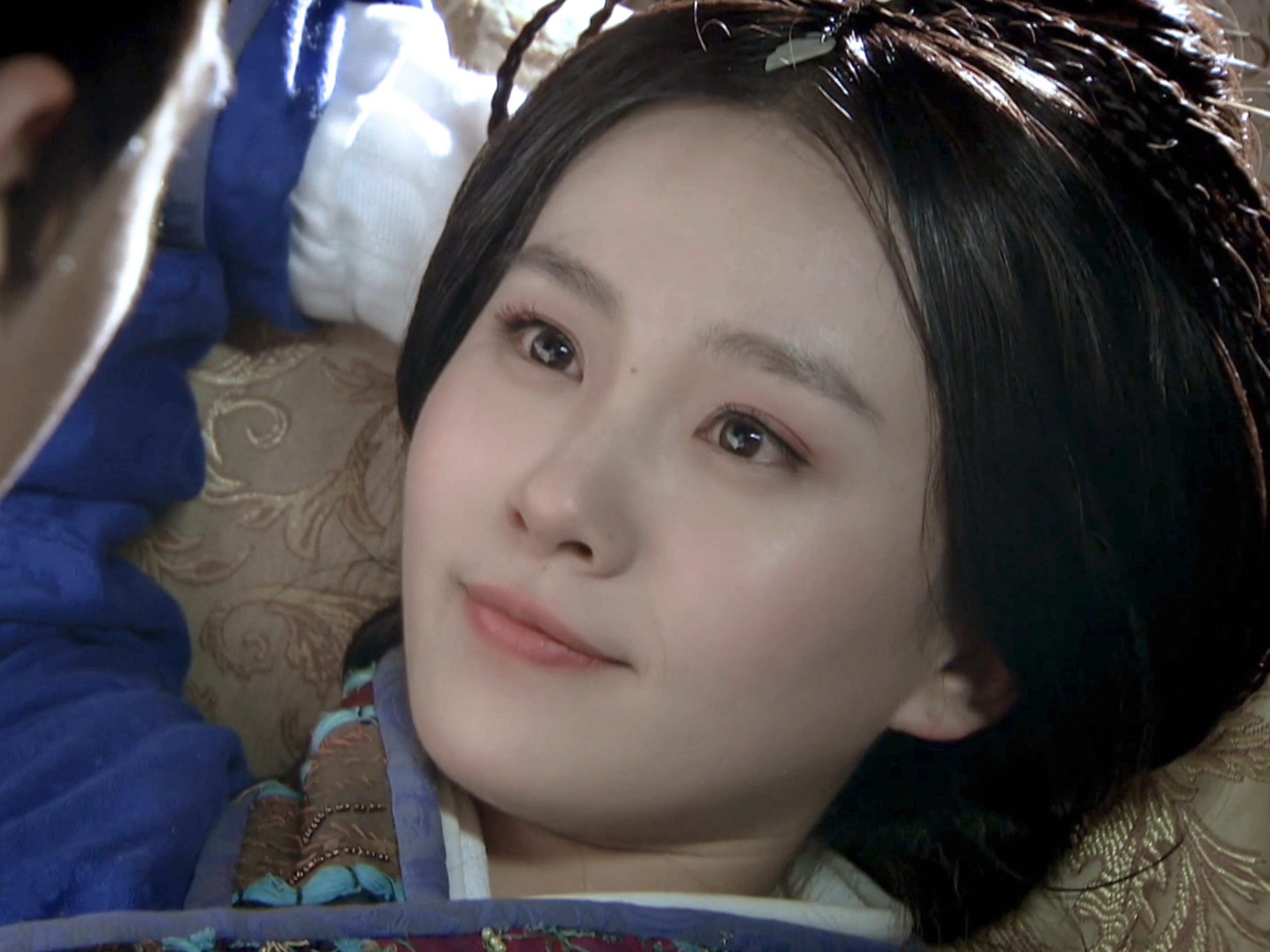 又给我刷到莘月的绝美镜头怎么什么角度都美啊！躺下的脸都这么流畅