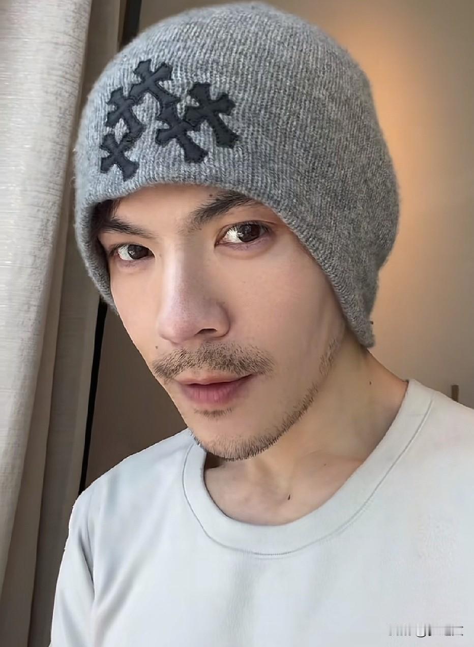 向佐，原来在家里他是另一面，他在外面经常的穿女装，很奇葩的衣服，原以为郭碧婷会很