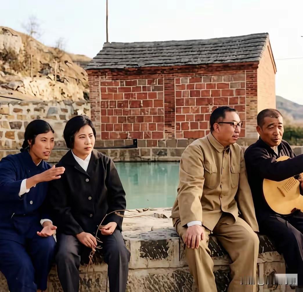 罕见老照片直击！华主席亲临大寨视察，画面里陈永贵、郭凤莲悉数在场，时代印记鲜明。