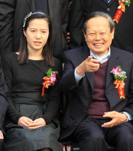 杨振宁大儿子这话，把翁帆夸透了杨振宁的子女提起翁帆，语气里趣事亲切。