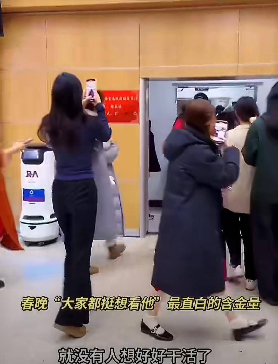 王一博春晚清场真相笑不活！竟是导演组“克星”去年春晚导演组的人爆猛料，王一