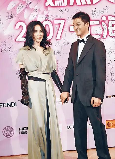 2005年，王菲怀孕4个月，医生告诉她：“孩子可能有兔唇”。李亚鹏说：“你怎么想