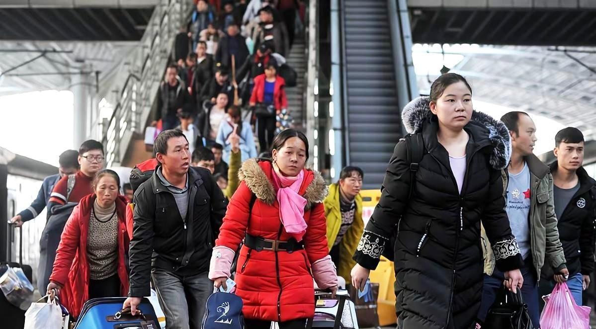 国家开会研究别让农民工年后回不了城。机器把流水线占了，人没活干，只能窝在老家。