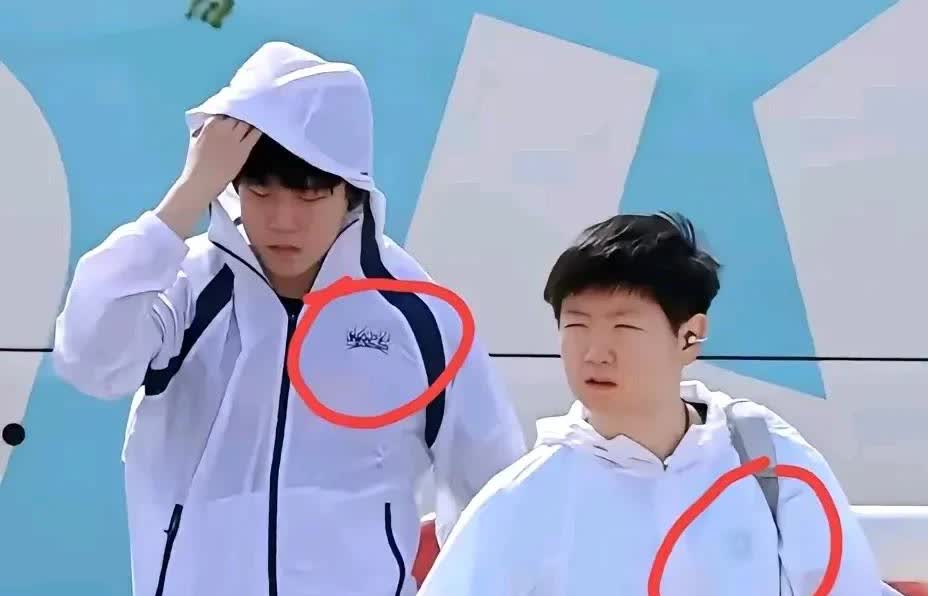 万万没想到一觉醒来莎头同框的防晒服又被大家全网蛐蛐：有网友说：这也太巧合