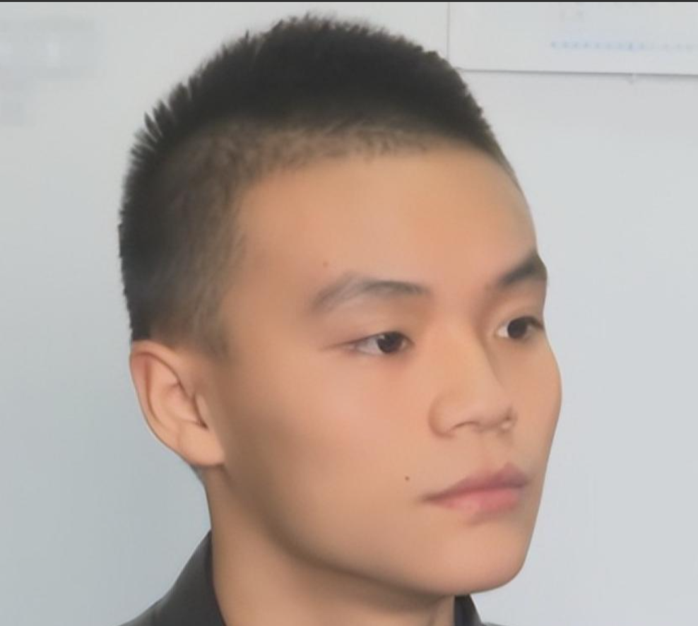 2015年，四川小伙报名参军，体检后回家休息，突然听到了敲门声，开门一看竟然是两