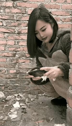 《瘾大》美女手机瘾太大，上个厕所不放下。全神贯注屏幕刷，…………？抛砖