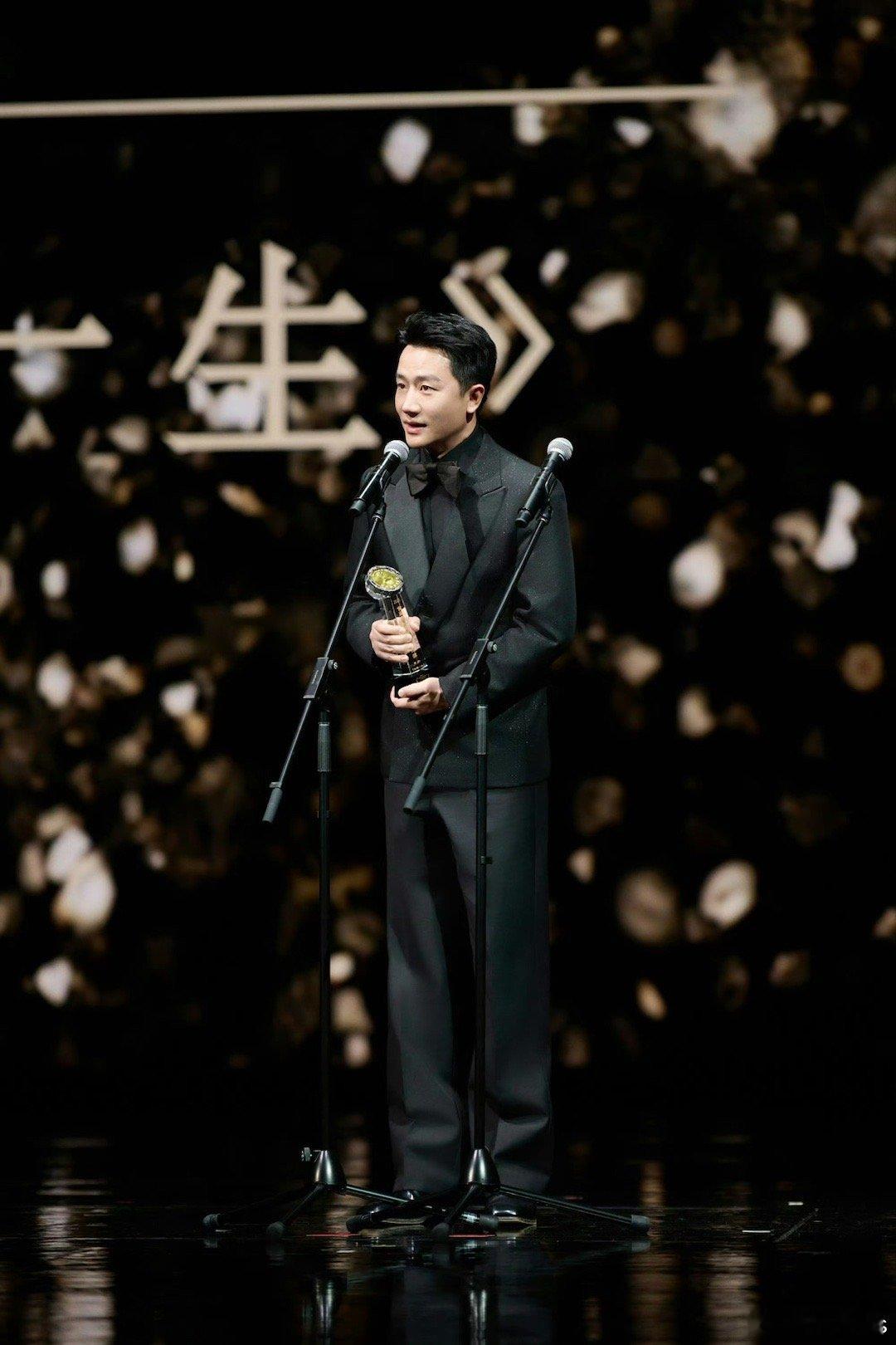 2025澳门国际电影节“金莲花奖”电影男主——黄轩《蛟龙行动》电影女主——章子怡