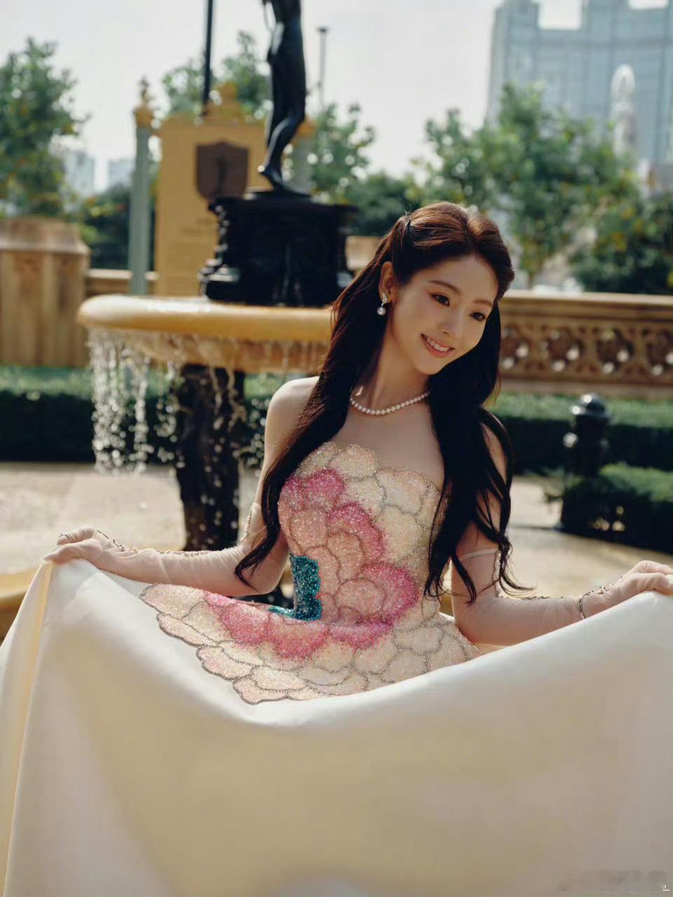 邢菲今天的礼服小tips邢菲穿了一朵荷花在身上邢菲这礼服直接把荷花穿身上了吧！荷