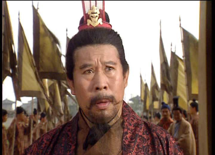 207年，张绣自杀身亡。曹操训斥曹丕说：“张绣是一员猛将，既然已经投降了，你又何