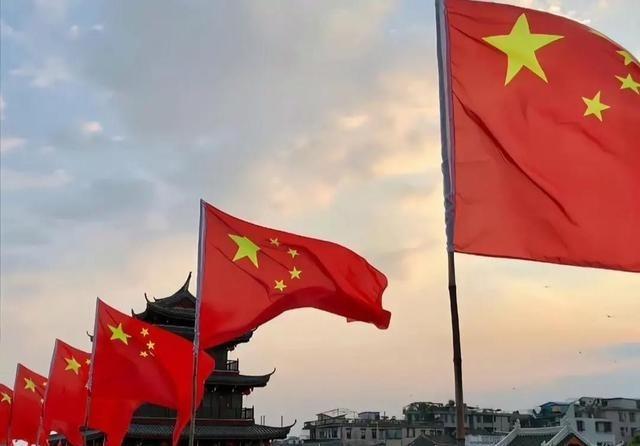 美国专家严厉发问：“究竟要用什么办法，才能击败中国？”而哈佛大学教授查普曼的答案