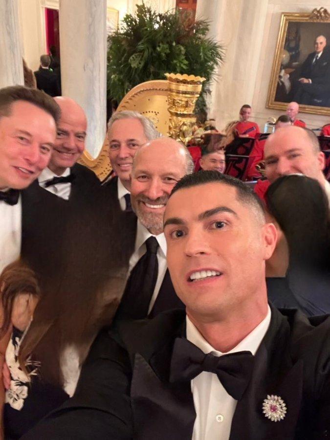 肢体语言专家揭示了C罗在与美国总统特朗普会面时的真实感受。肢体语言专家的分析表