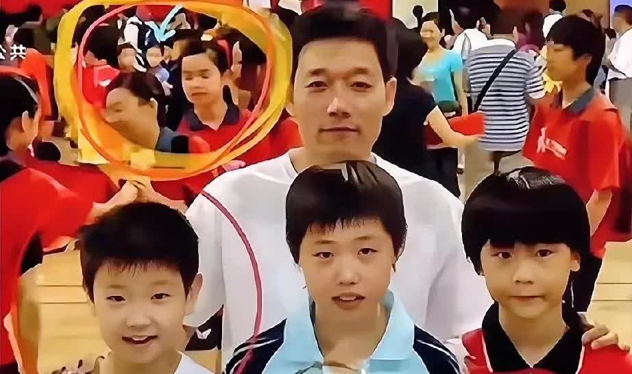 孙颖莎8岁时的照片王楚钦的脸出现在角落里，都说他们在素不相识的时候是13岁的时候