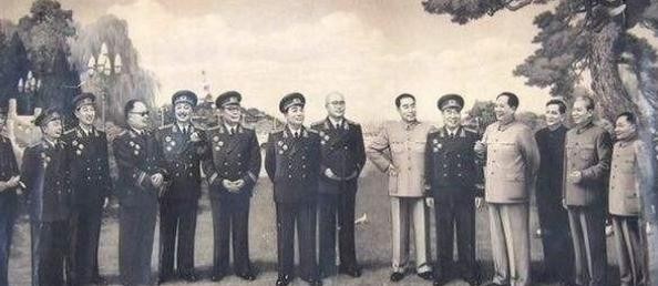 蒋介石生前只见过贺龙一次，但在见完面后，蒋介石却在浑身冒冷汗。他一下瘫坐在椅子上