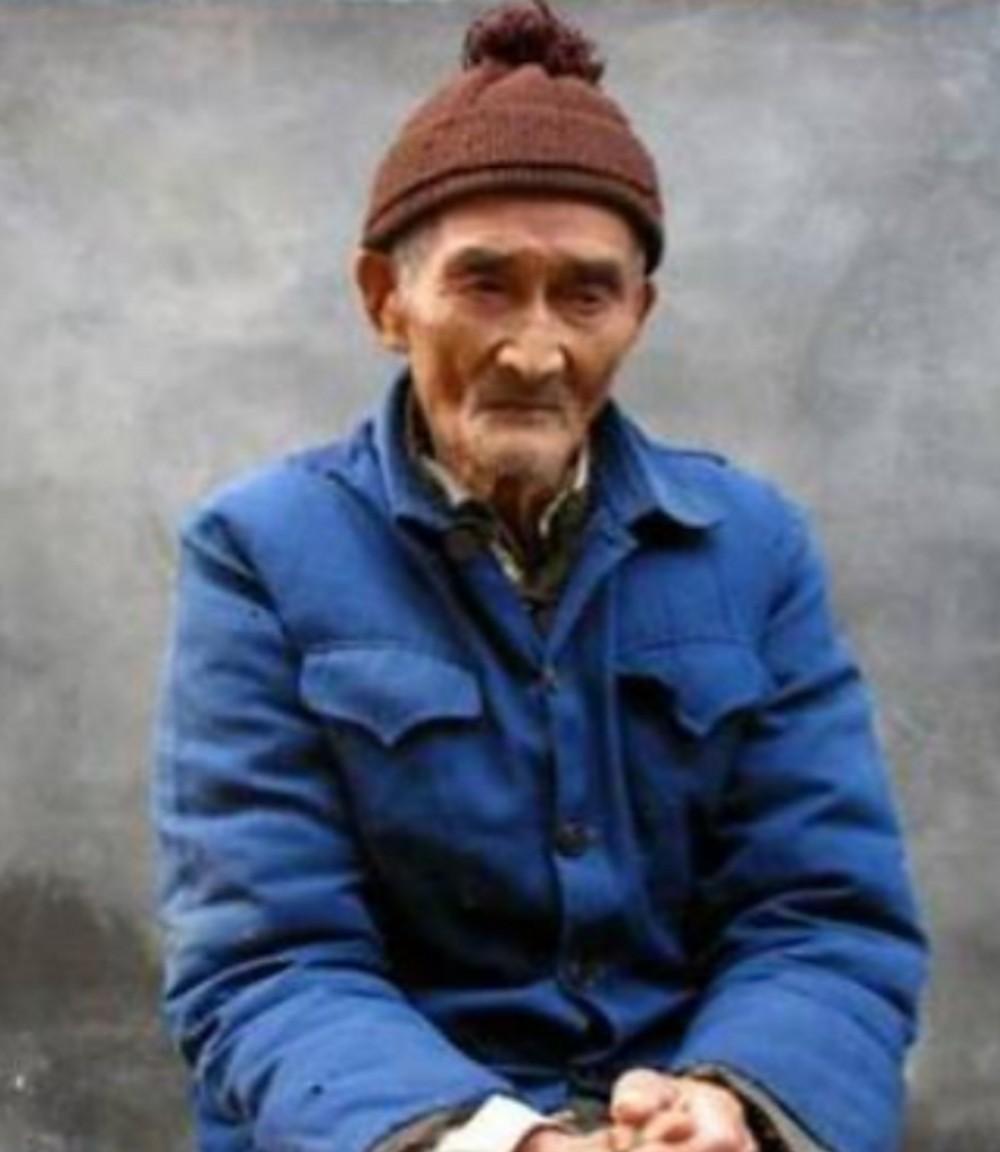 1937年，机枪手卿伯金正在放哨，稻田中突然传来了奇怪的水声，他摸过去一看，顿时
