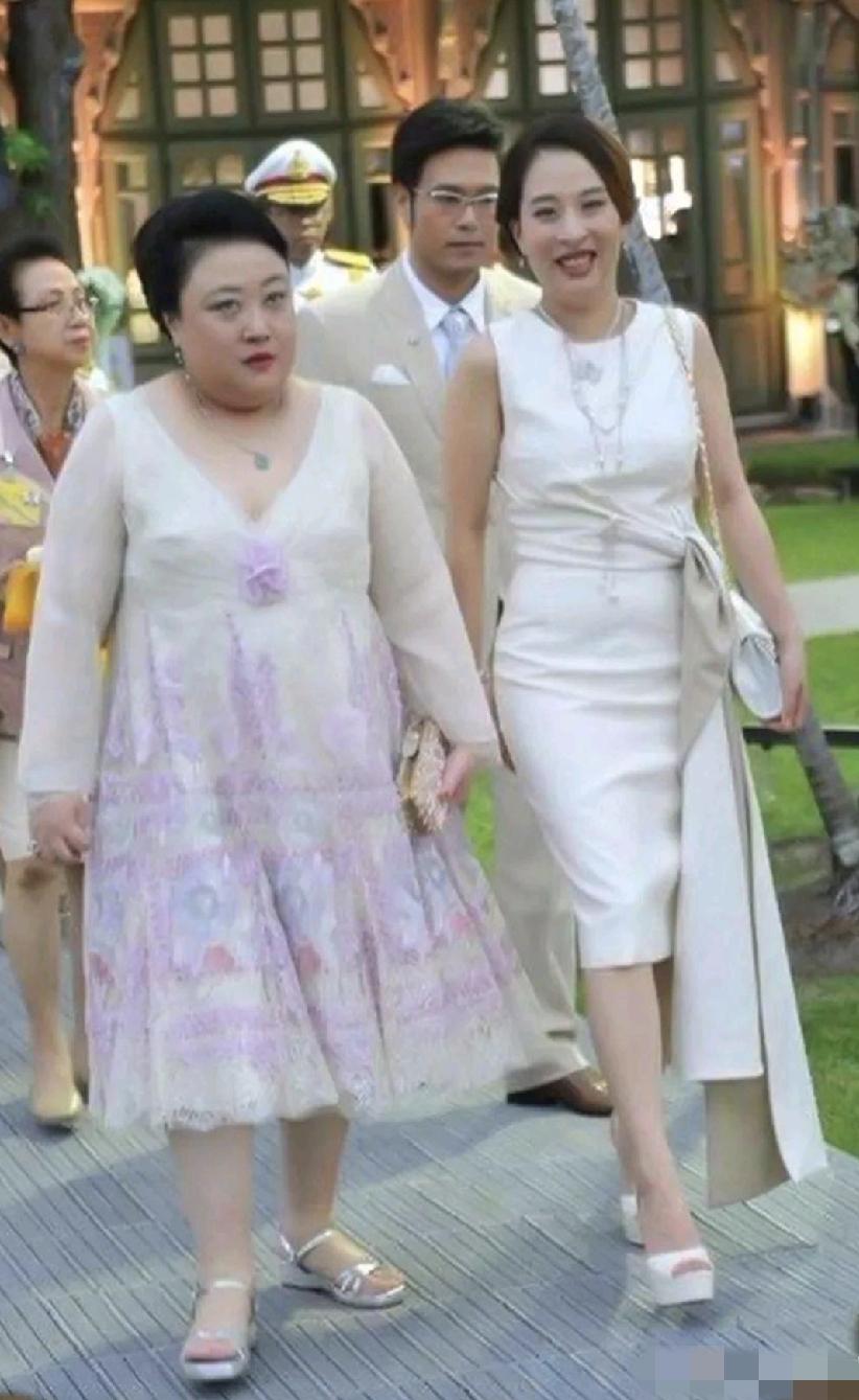 帕查拉公主生来公主命，她却没有公主病。优秀的帕公主陪伴在妈咪身旁，富态的颂妃有
