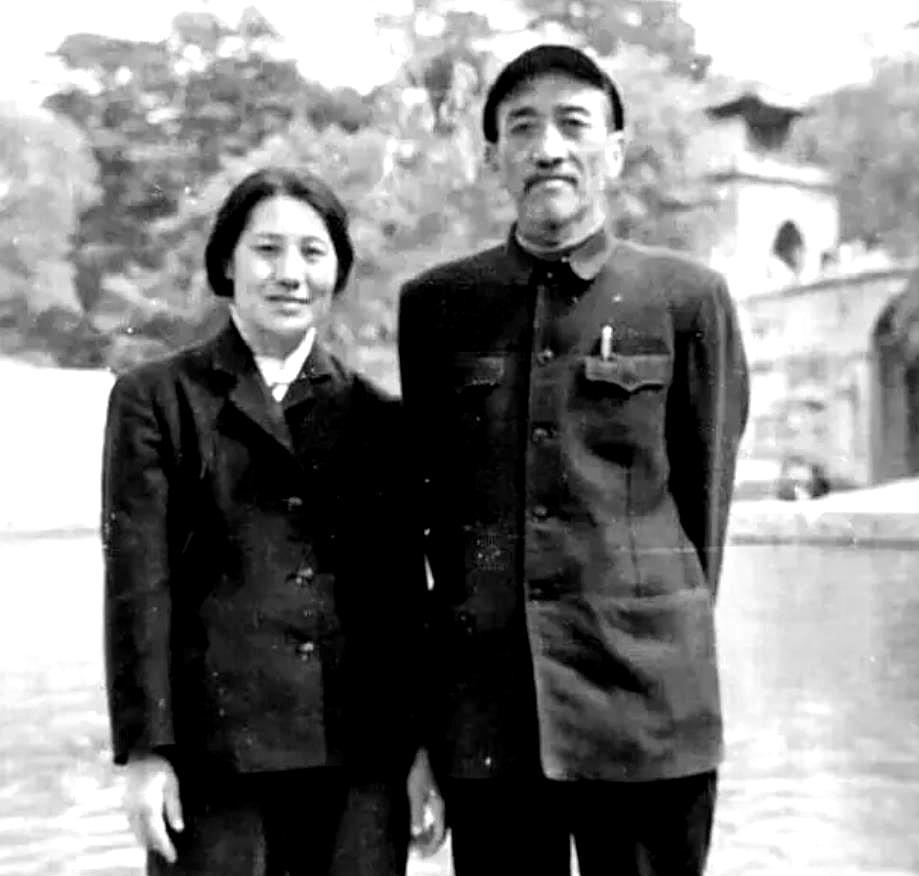 1960年代初，盘锦大洼子农场副场长吴成德正带领职工晒粮，突然有辆小车缓缓驶来。