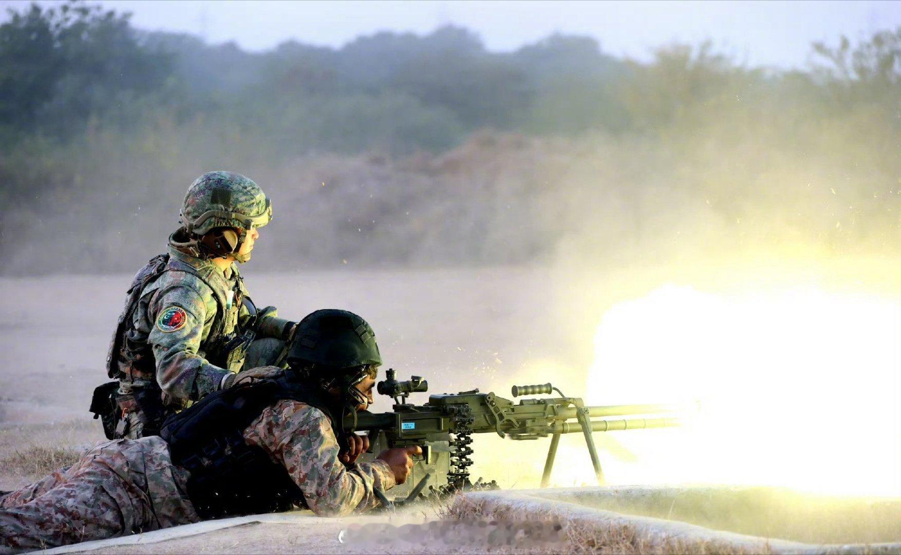 每天认识一件兵器巴基斯坦士兵和中巴联合演习中试射QJZ-171重机枪。它是目