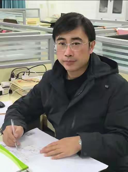 太可惜了，才41岁，永远定格讲台！江苏泰州，坚守讲台整整20年的高三历史班主任陆