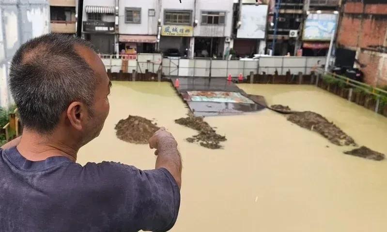 【台湾省高雄山区降雨2755毫米，逼近台风莫拉克带来的降雨量，暴雨酿全台4死3失