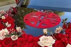 一车主跟导航走，没留神混进婚车队，跟着开进了酒店。想倒车走人，被亲友一把拉住——