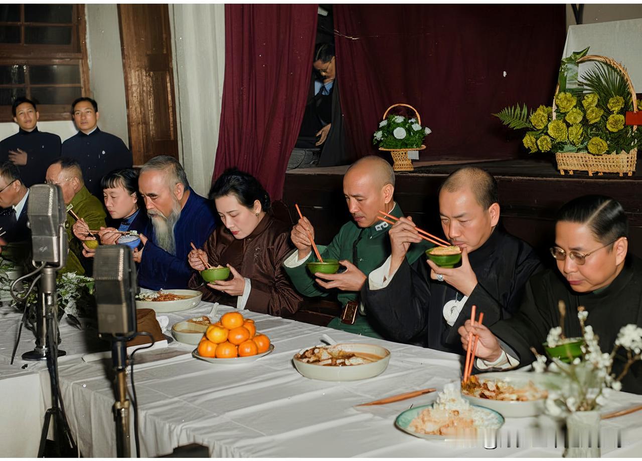 这是蒋中正与宋美龄及于右任、孙科、戴季陶等人在重庆一起吃工作午餐时的一张老照片，
