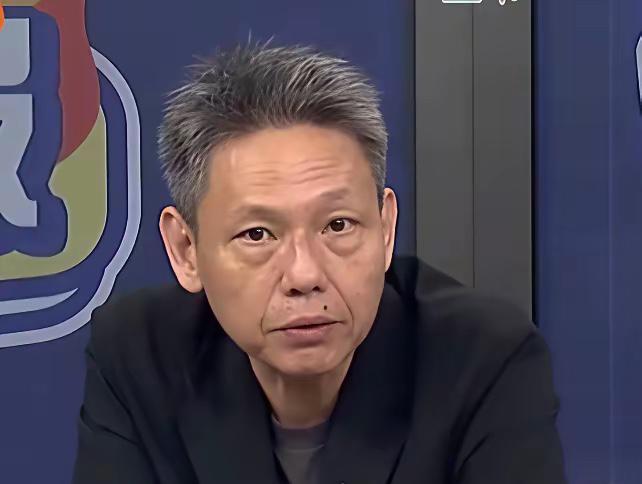 台湾时事评论员谢寒冰：你们知道中国大陆这两天在干什么吗？他在给全国的退伍军人制发