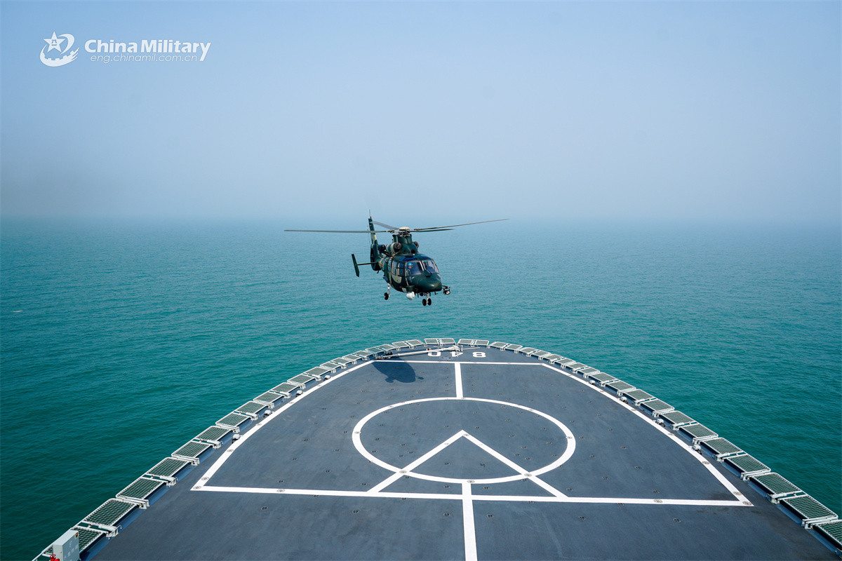 潜艇救援船明镜湖船与空军直9合练