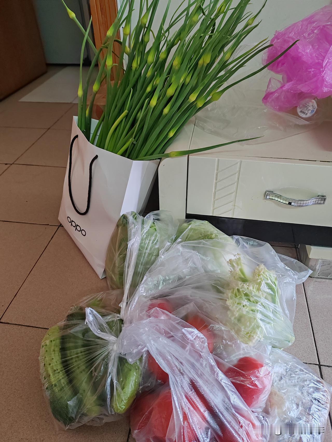 今天去医院办理出院听说隔壁病友昨天下午拖回去等死了，儿子月薪一万多儿媳威胁说如果