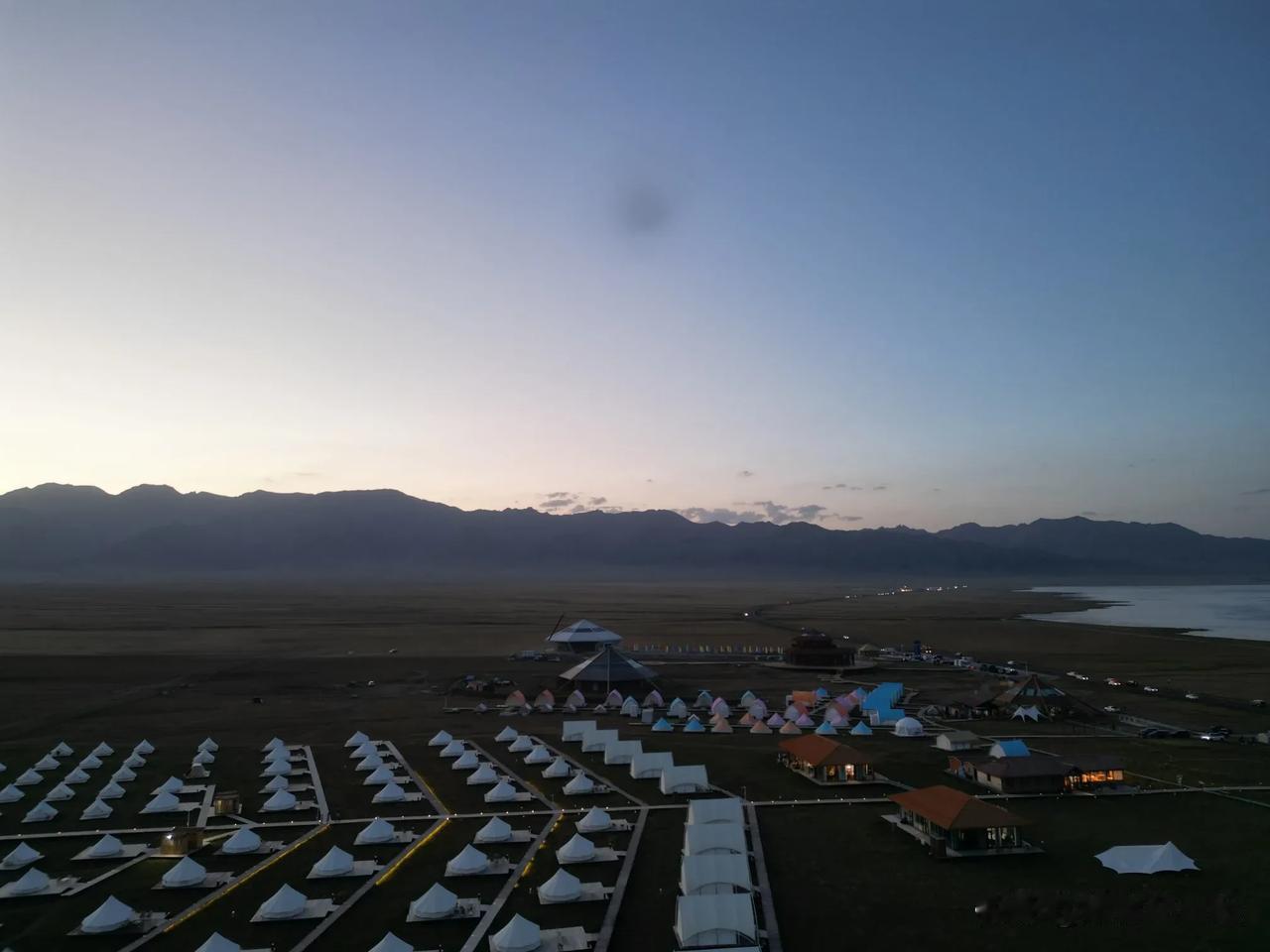 新疆真不愧是个好地方，说它自然资源比大西北丰富，一点都不夸张。它面积达166.4