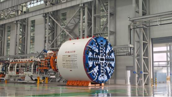 重庆轨道交通施工现场的地下几十米处，一台橙黄色的“钢铁巨无霸”正嗡嗡作响，刀盘旋