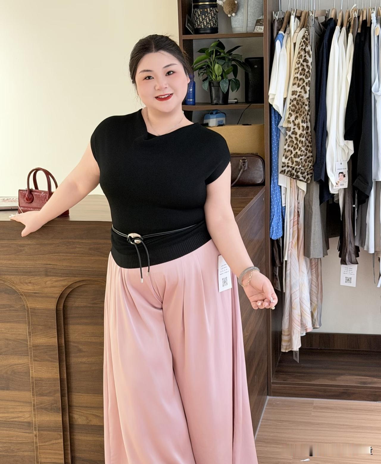 清平乐·粉墨闲居黑衫柔缦，束带收风软。粉裤垂云轻漫卷，笑靥藏春深浅。一