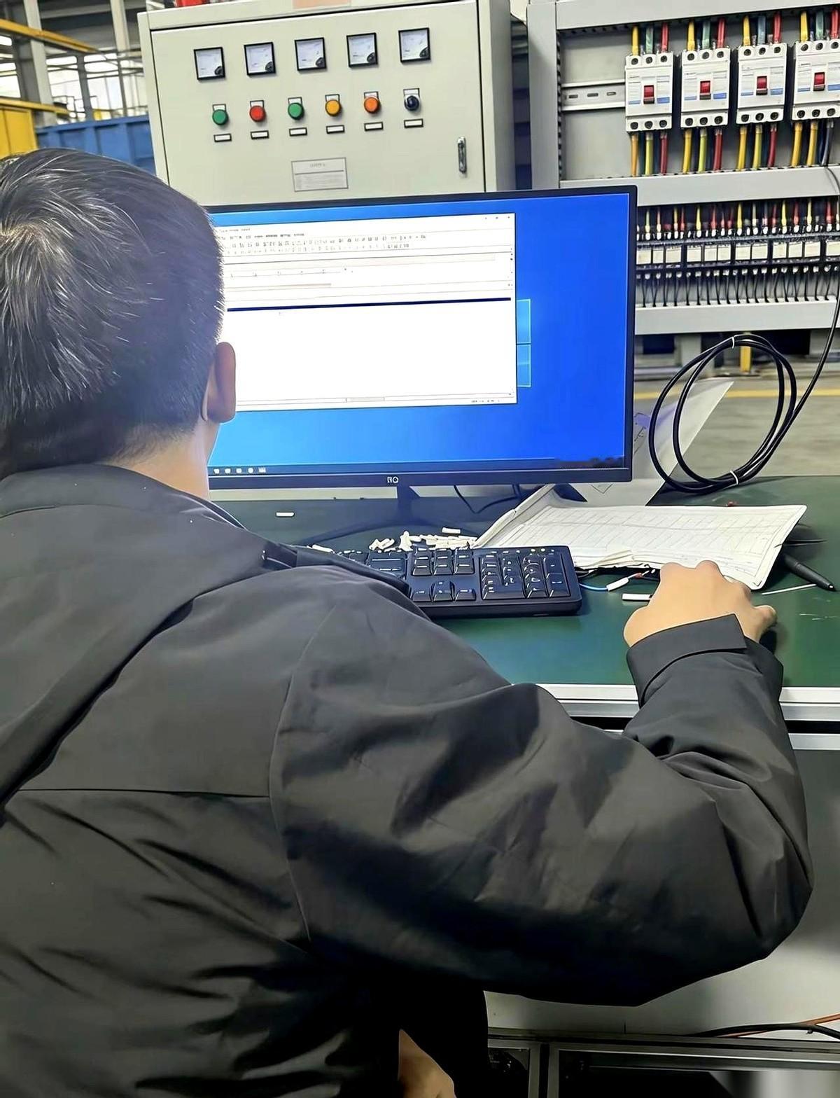 我听过最好笑的笑话就是：本科生，干PLC，掉价。我跟你说，那个劝你别学的朋友，